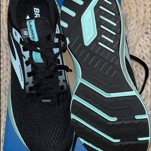 **SOLD** Brand NEW Brooks Women’s Launch 8 Sneakers - Black and Mint Green.